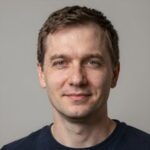 Улыбающийся клиент Assuntos Legais делится отзывом о разборе условий вейджера в онлайн-слотах
