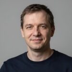 Улыбающийся мужчина, оставивший положительный отзыв о методологии обзоров 3D слотов на сайте Assuntos Legais