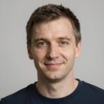Улыбающийся мужчина делится отзывом о сравнении 3D-графики в слотах на сайте Assuntos Legais